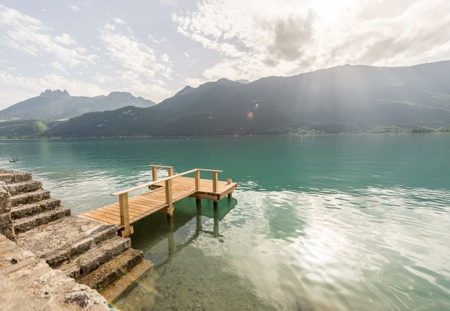ponton privé, location saisonnière, vacances, annecy, vue lac, vue montagne, luxe, maison, villa, hôtel, neige, soleil