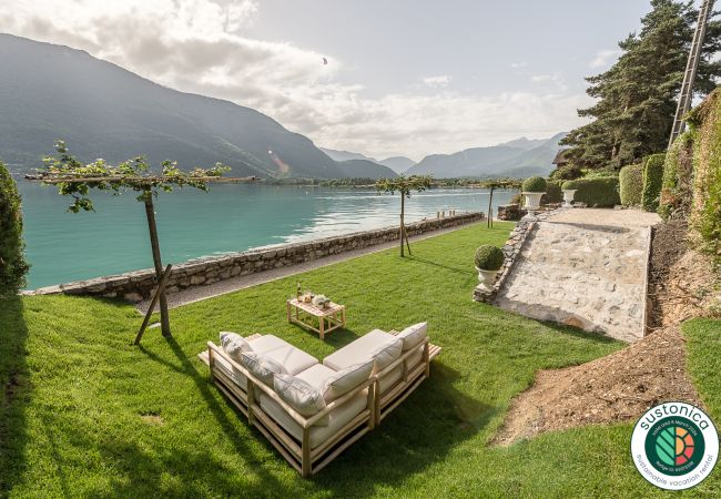 LLA Selections - Location saisonnière de maisons et chalets Premium plage privée, ponton privé, logement de vacances, hotel de luxe, location saisonnière, Airbnb, lac d'Annecy, conciergerie