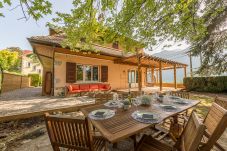table à manger, location saisonnière, vacances, annecy, vue lac, vue montagne, luxe, maison, villa, hôtel, neige, soleil