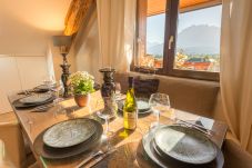 salle à manger, 6 personnes, convivialité, vue montagnes, accès balcon, partage, moment en famille, location de vacances