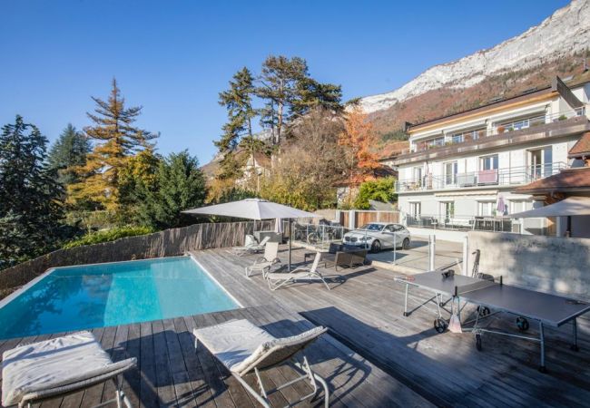 Piscine privée de la résidence - appartement en location extérieur, location, luxe, piscine, veyrier, centre, location saisonnière, appartement, design, annecy, vacances
