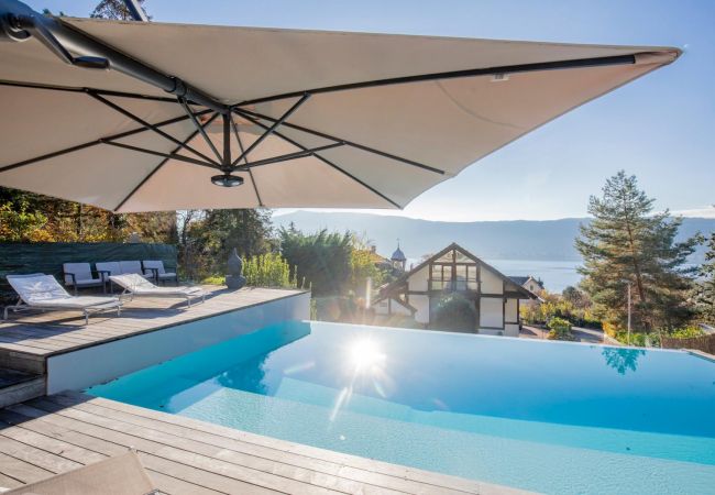 piscine avec vue lac - location saisonnière à Veyrier du Lac piscine, vue, lac, luxe, Veyrier, centre, location, appartement, soleil, détente, neige, montagne, Annecy