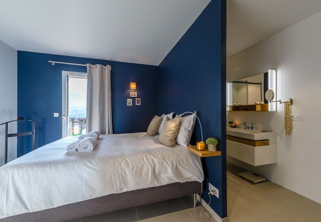 location villa avec piscine à Saint Jorioz  chambre double, cocooning, location saisonnière, vacances, saint-jorioz, lac, montagne, luxe, maison, hôtel, neige, soleil