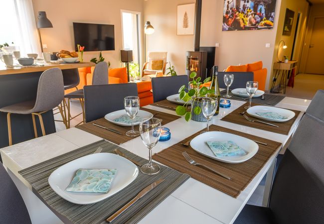 location saisonnière de luxe - agence LLA Selections  salle à manger, cocooning, location saisonnière, vacances, saint-jorioz, lac, montagne, luxe, maison, hôtel, neige, soleil