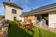 maison de luxe, vue lac, location saisonnière avec piscine, conciergerie haut de gamme, vacances, hôtel, annecy, été