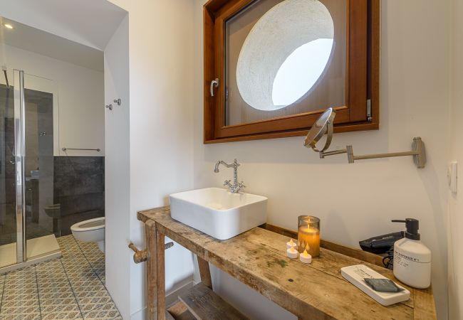 Maison à louer à Saint Jorioz - réservez votre séjour  Maison d’hôtes, à louer, centre village, montagne, soleil, jardin, reposant, conciergerie haut de gamme, hôtel, vacances