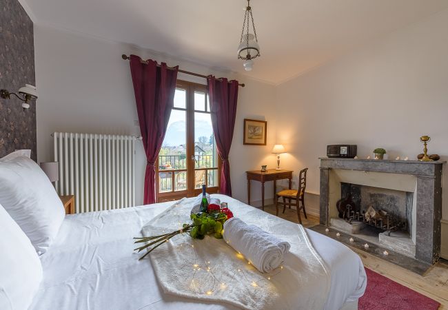 Annecy lac location - maisons de prestige à louer   Maison d’hôtes, à louer, centre village, montagne, soleil, jardin, reposant, conciergerie haut de gamme, hôtel, vacances