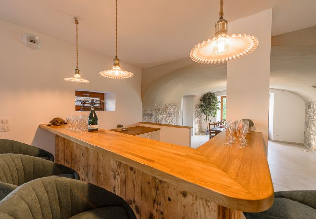 spacieuse pièce à vivre - vacances en famille Villa, 14 pax, authentique, maison de famille, Saint-Jorioz, lac d’annecy, haut de gamme, conciergerie, location saisonnière