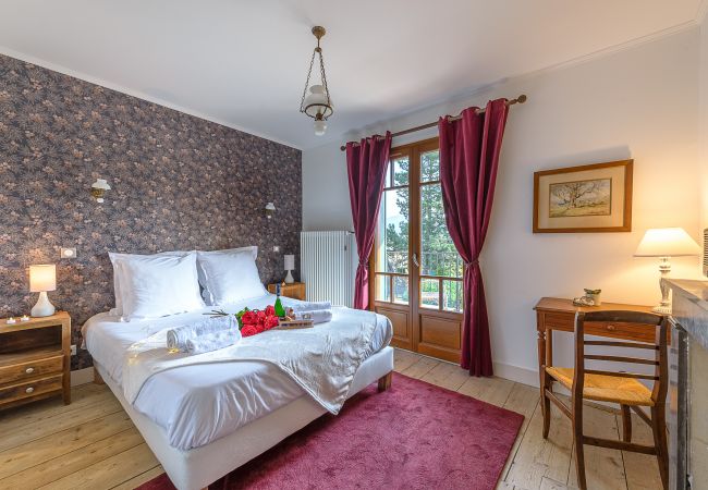 balcon vue sur la Tournette - location vue montagnes  Logement durable, Sustonica, Airbnb, booking, prestige, agence de location, LLA Selections, maison de famille Premium