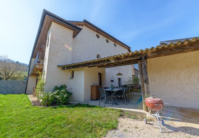maison rustique du 14° siècle, secteur calme - haute-savoie Villa, 14 pax, authentique, maison de famille, Saint-Jorioz, lac d’annecy, haut de gamme, conciergerie, location saisonnière