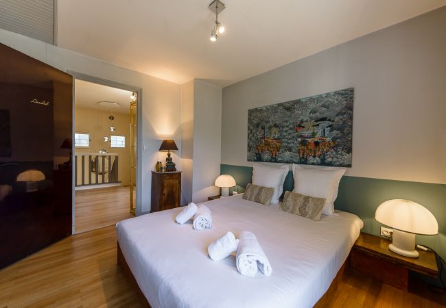 LLA Selections - Location saisonnière de maisons et chalets Premium Chambre Arcalod, montagnes, lit double, bureau, dressing, confort, location saisonnière, super host, airbnb, en location