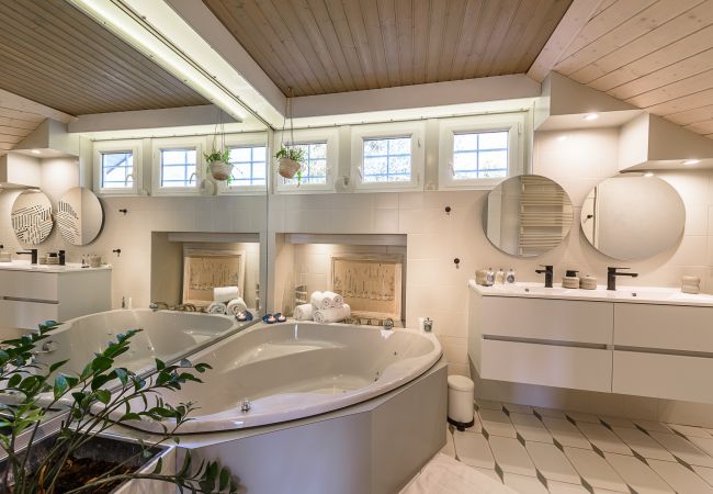maison de luxe en location - locationlacannecy  salle de bain, location saisonnière, conciergerie haut de gamme, vacances, hôtel, annecy, été, piscine, 8 personnes
