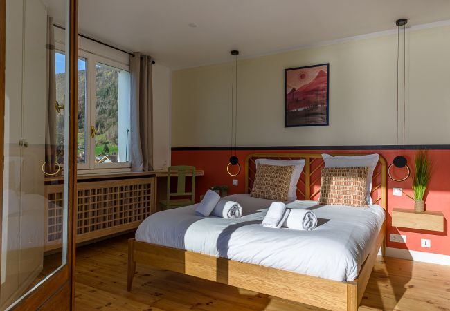 location villa piscine à Sevrier - Lac d'Annecy  Chambre Tournette, lit double, accès terrasse, vue lac, montagnes, vacances en famille, piscine, jardin
