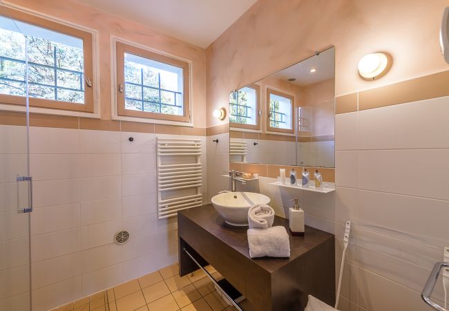 à la location saisonnière - maison de charme et de luxe  salle de douche, maison de vacances, bord de lac, Sevrier, annecy, piscine, plancha, prestations haut de gamme