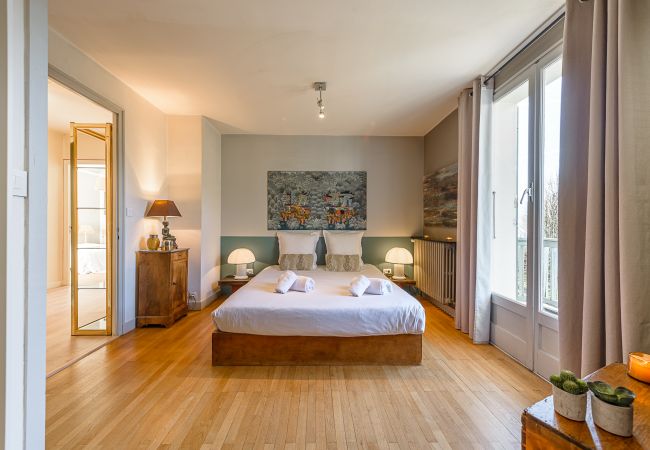 luxueuse villa en location - Sevrier  Chambre Arcalod, lit double, maison en location, été, hôtel, super host, airbnb, booking, logement durable,, Sustonica