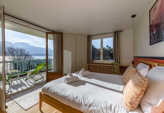 biens de prestiges à la location saisonnières - lac d'Annecy  Chambre Tournette, location de maisons de vacances, Sevrier, piscine extérieure, vue lac, montagnes, terrasses, soleil, été