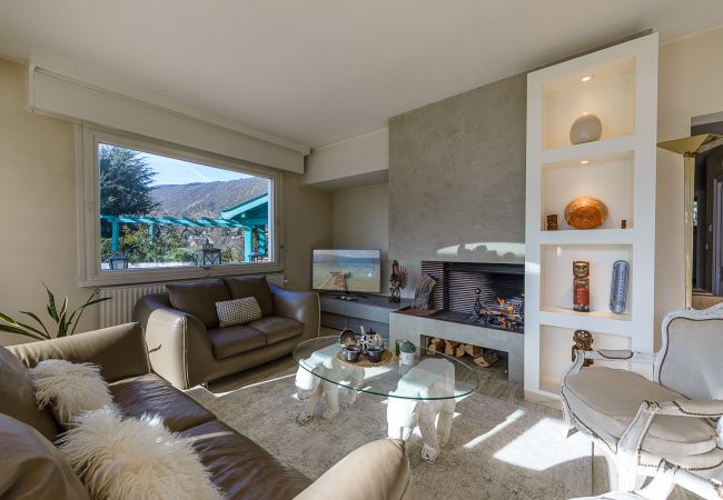 locationlacannecy  salon lumineux, maison 8 personnes, 4 chambres, haut de gamme, conciergerie de Prestige, services à la carte, hôtel, été
