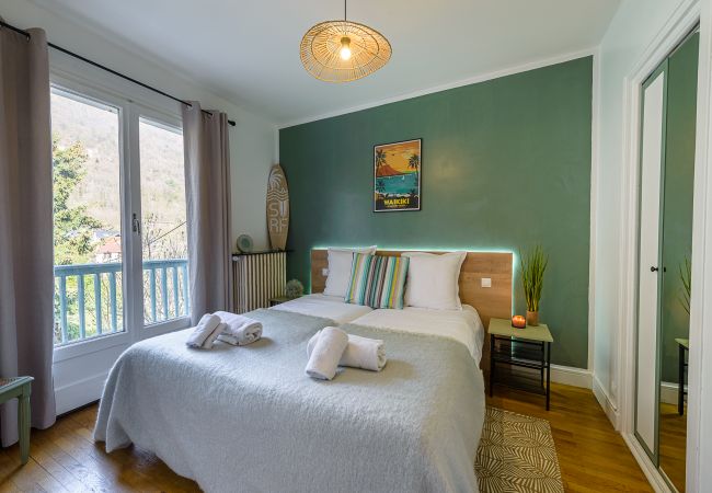 Locationlacannecy - maison à louer  Chambre Semnoz, rez de jardin, dressing, vue montagnes, villa de famille, à la location, à louer, haut de gamme, conciergerie