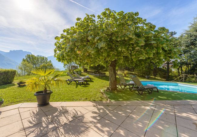 lac annecy air bnb villa, jardin, piscine, vue lac et montagnes, location saisonnière, conciergerie haut de gamme, vacances, hôtel, annecy, luxe