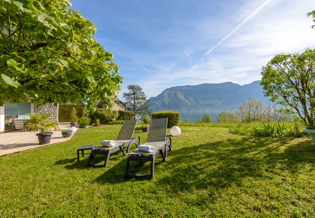 Maison à louer avec piscine  villa, jardin, piscine, vue lac et montagnes, location saisonnière, conciergerie haut de gamme, vacances, hôtel, annecy, luxe
