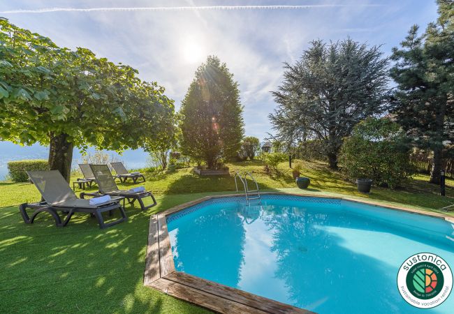 villa, jardin, piscine, vue lac et montagnes, location saisonnière, conciergerie haut de gamme, vacances, hôtel, annecy, luxe