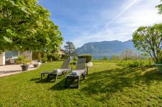 villa, jardin, piscine, vue lac et montagnes, location saisonnière, conciergerie haut de gamme, vacances, hôtel, annecy, luxe