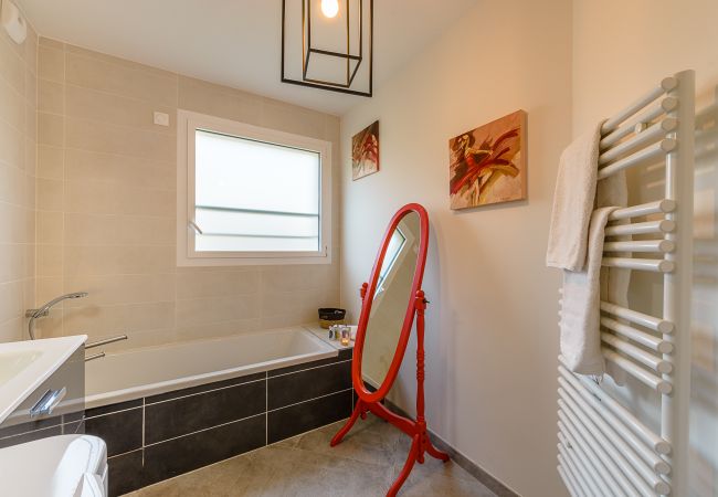 location sud de la france appartement 4 personnes, rez-de-jardin, location saisonnière, conciergerie haut de gamme, vacances, hôtel, annecy, été