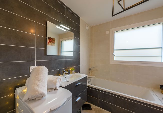 location annecy et alentours appartement 4 personnes, rez-de-jardin, location saisonnière, conciergerie haut de gamme, vacances, hôtel, annecy, été