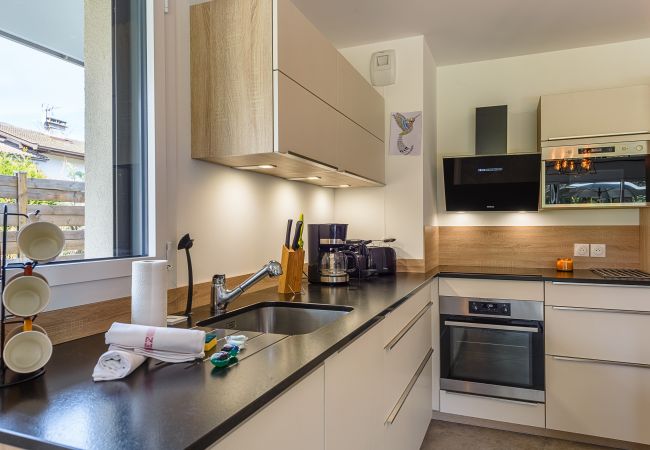 LLA Selections - Location saisonnière de maisons et chalets Premium appartement 4 personnes, rez-de-jardin, location saisonnière, conciergerie haut de gamme, vacances, hôtel, annecy, été