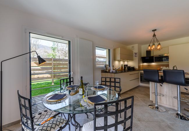 annecy locations de vacances Airbnb super host appartement, éco responsable, rez-de-jardin, location saisonnière, conciergerie haut de gamme, vacances, hôtel, annecy, été