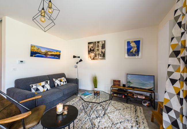locationlacannecy appartement 4 personnes, rez-de-jardin, location saisonnière, conciergerie haut de gamme, vacances, hôtel, annecy, été