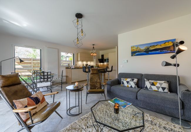 location été annecy appartement 4 personnes, rez-de-jardin, location saisonnière, conciergerie haut de gamme, vacances, hôtel, annecy, été
