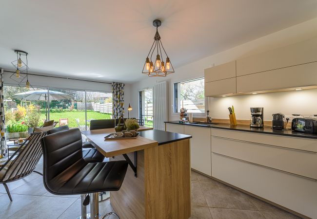 sejours annecy appartement 4 personnes, rez-de-jardin, location saisonnière, conciergerie haut de gamme, vacances, hôtel, annecy, été