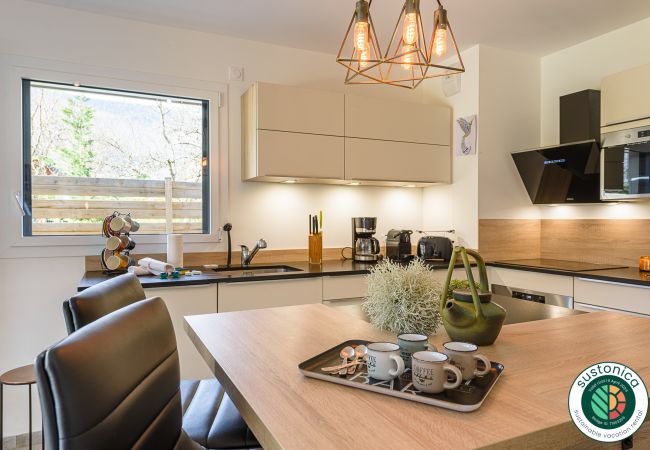 LLA Selections - Location saisonnière de maisons et chalets Premium appartement 4 personnes, rez-de-jardin, location saisonnière, conciergerie haut de gamme, vacances, hôtel, annecy, été