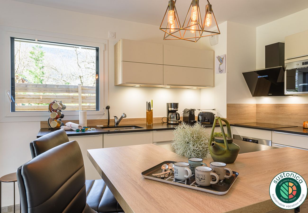 LLA Selections - Location saisonnière de maisons et chalets Premium appartement 4 personnes, rez-de-jardin, location saisonnière, conciergerie haut de gamme, vacances, hôtel, annecy, été