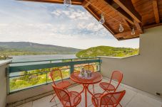 appartement de standing, vue lac, location saisonnière Premium, annecy, conciergerie haut de gamme, vacances, airbnb luxe