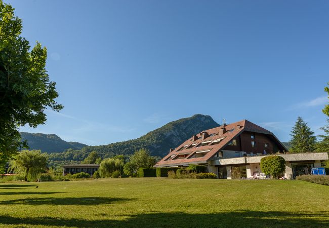 Location appartement lac annecy avec plage privée  Les Jardins du Lac, residence, location saisonnière Premium, Duingt, vacances, airbnb luxe, hotel, été, plage privée