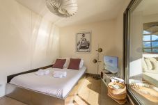 4 personnes, appartement, balcon, vue lac, montagnes, accès au lac, plage privée, agence de location, Annecy