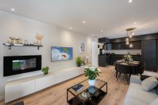 Salon séjour spacieux et lumineux avec décoration moderne