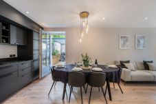 Salle à manger élégante avec accès direct à la terrasse extérieure