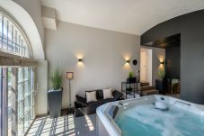 Jacuzzi intérieur avec terrasse et buanderie au rez-de-chaussée
