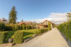 Location maison au bord du lac d'Annecy pour famille, séminaire en montagne, gite à louer alpes, maison pied dans l'eau