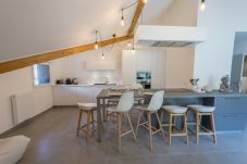Cuisine entièrement équipée avec îlot central pour prendre des repas, située à Duingt près du lac d'Annecy