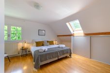 Location maison au bord du lac d'Annecy pour famille, séminaire au bord de l'eau, gite à louer alpes, maison pied dans l'eau 