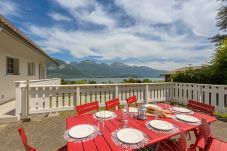 Location maison au bord du lac d'Annecy pour famille, séminaire au bord de l'eau, gite à louer alpes, maison pied dans l'eau 