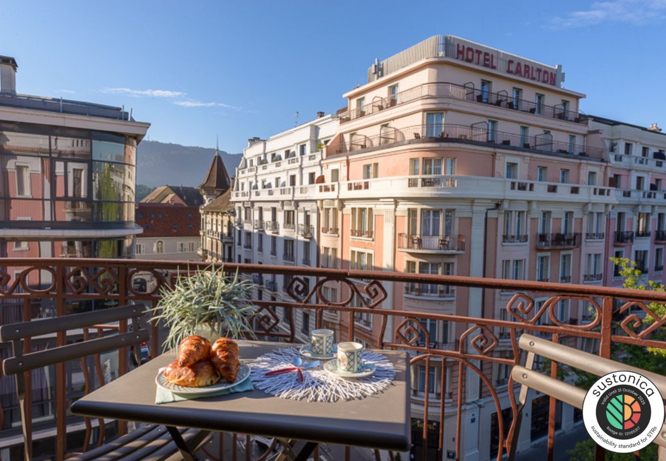 LLA Selections - Location saisonnière de maisons et chalets Premium Location appartement en plein centre ville d'Annecy, logement à louer pour 6 personnes, hébergement typique Annecy
