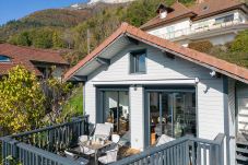 chalet avec terrasse, intimité, vue sur le lac, dents de Lanfon, Mont-Veyrier, randonnées, parapente