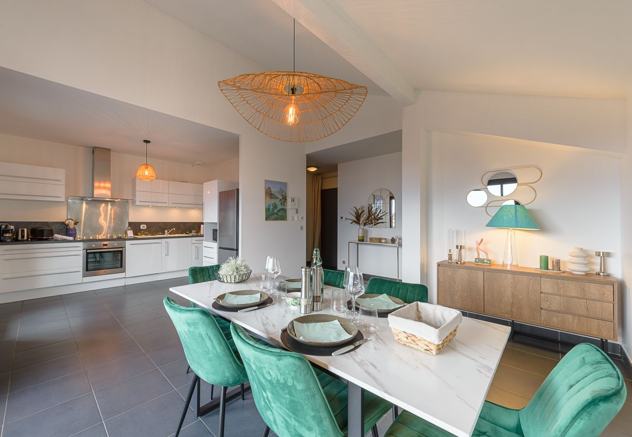 LLA Selections - Location saisonnière de maisons et chalets Premium Location au bord du lac d'annessy avec vue lac, 2 chambres et Parking privé proche des commerces