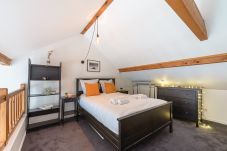 chambre double en mezzanine du cocon de Veyrier annecy 